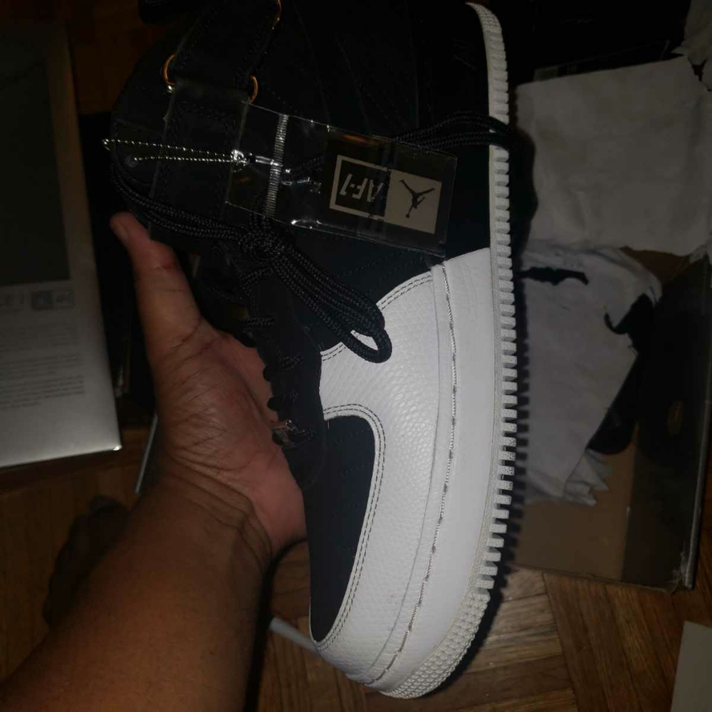 Air Jordan's AJF12 - Picture 2 of 8